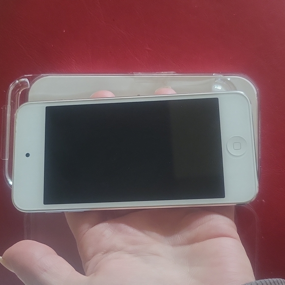 7th generation Like new iPod touch _ purchased from Apple store $388 - Picture 5 of 8
